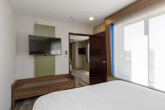 جناح تنفيذي، Holiday Inn Express Hotel & Suites South Bend 5/8