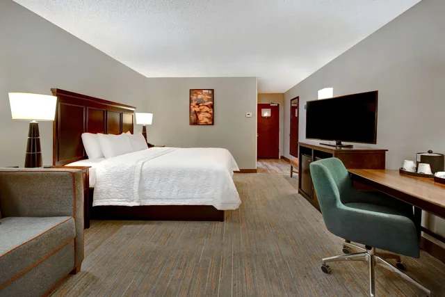 غرفة بسرير كينج، Hampton Inn & Suites Alexandria Old Town Area South 2/3