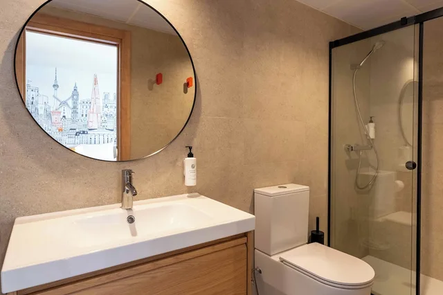 غرفة قياسية ثلاثية بسرير مزدوج وسرير فردي، easyHotel Madrid Alcala 6/10