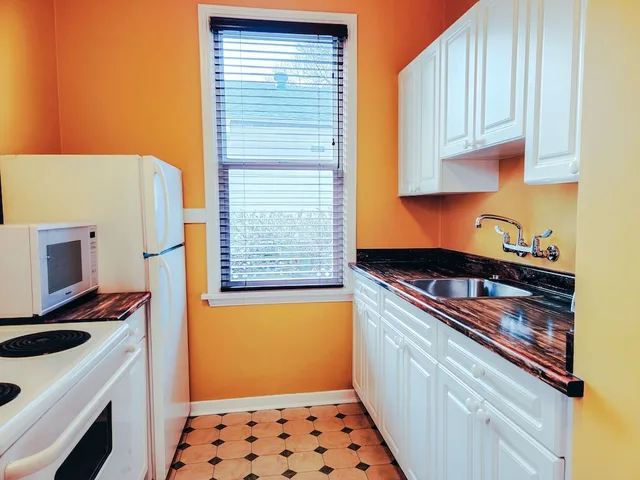 استوديو بسرير كوين بشرفة، James Bay Inn Hotel Suites Cottage 5/5