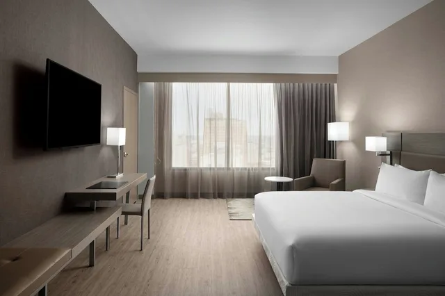 جناح بسرير كينج بإطلالة على المدينة مع أريكة، AC Hotel by Marriott San Antonio Riverwalk 1/4