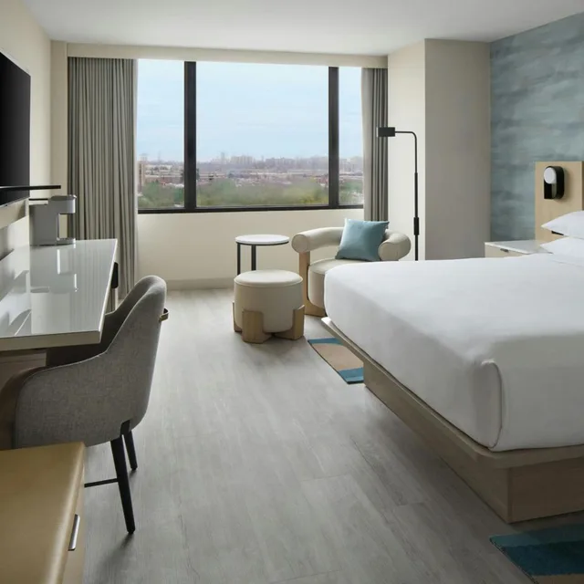 Room, King Bed, Concierge Level، Toronto Airport Marriott 2/6