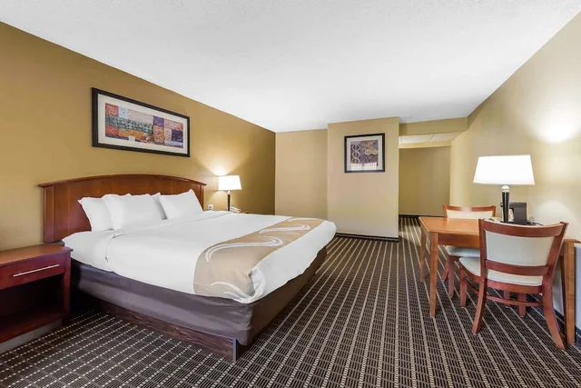 غرفة قياسية بسرير كينج، Quality Inn & Suites Sevierville - Pigeon Forge 1/4