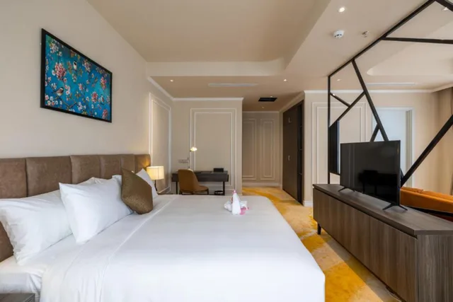 غرفة بريميير بسرير مزدوج بشرفة، La Vela Hue Hotel 1/2