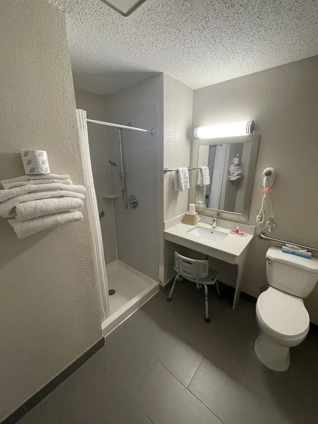 غرفة قياسية بسرير كوين لذوي الإعاقة، Econo Lodge Cartersville Emerson Lake Point 8/10