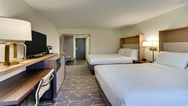 Room, 2 Queen Beds, Golf Course View, Accessible، Holiday Inn Staunton Conference Center 3/4
