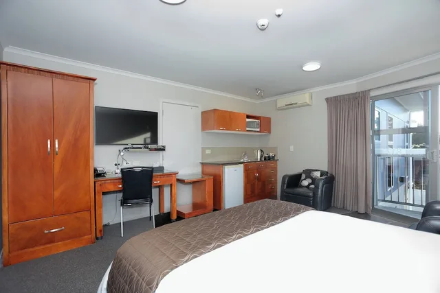 جناح بسرير كوين وسريرين منفصلين وسرير كوين بغرفة نوم واحدة بمطبخ صغير، City Corporate Motor Inn 2/3