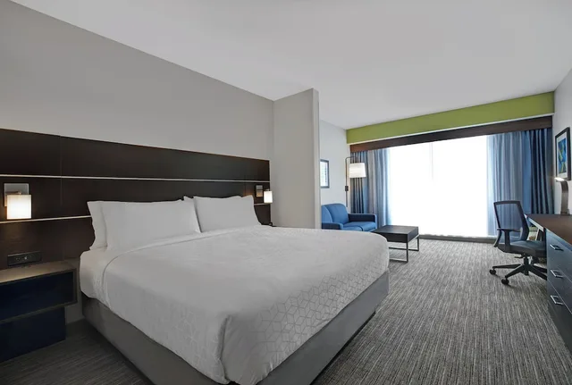 جناح بسرير كينج مع أريكة، Holiday Inn Express & Suites Milwaukee - Brookfield 2/9
