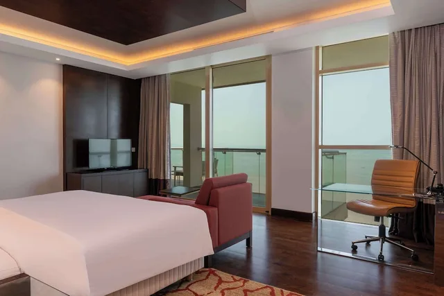 جناح رئاسي بسرير كينج بإطلالة على البحر بشرفة، Radisson Blu Hotel, Conakry 1/3