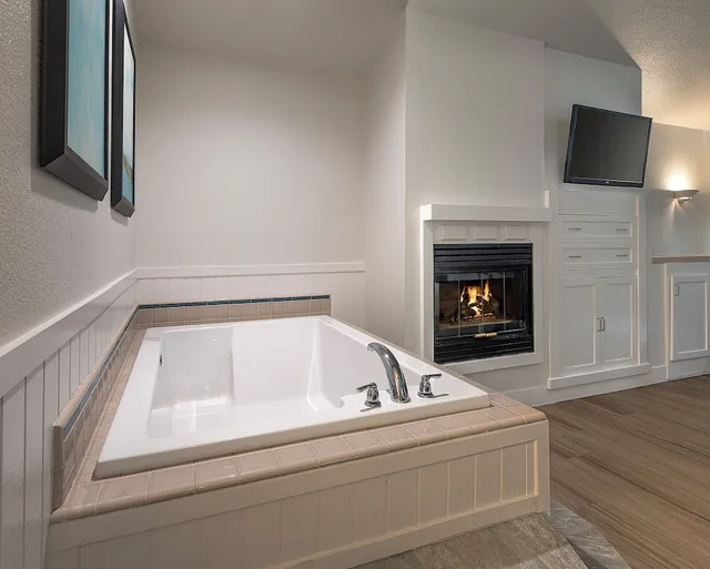 Deluxe, King Bed, Partial Ocean View, Jetted Tub, Cambria Landing Inn & Suites 8/10