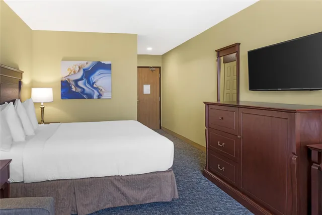 غرفة بسرير كوين مع أريكة، Best Western Plus Grand-Sault Hotel & Suites 3/7