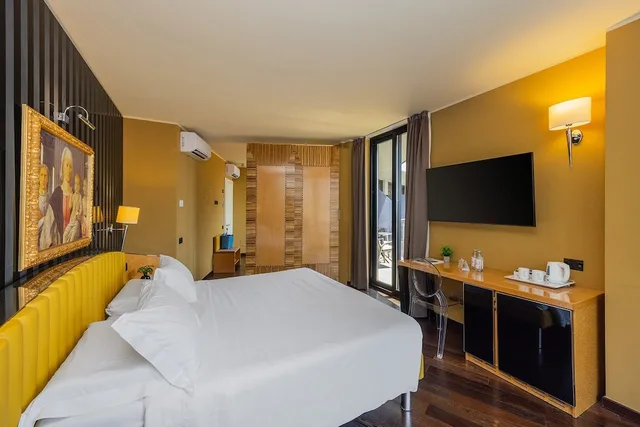 جناح جونيور بسرير كوين بإطلالة على البحيرة بشرفة، Hotel Garda 6/10