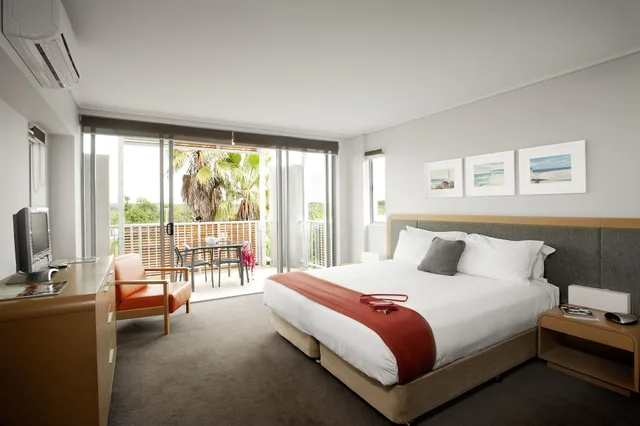 Plunge, Twin Beds, Peppers Salt Resort and Spa 1/4