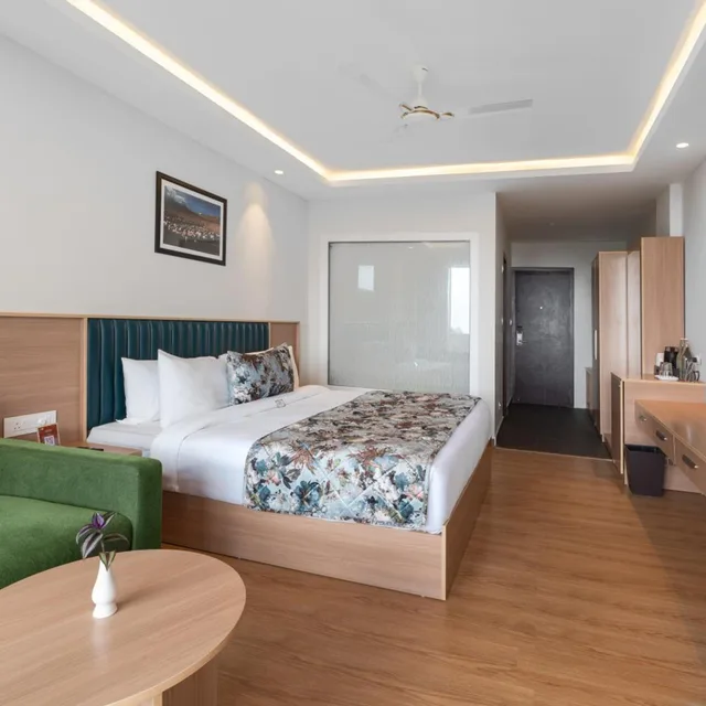غرفة تنفيذية بسرير كينج بشرفة بإطلالة مع أريكة، Summit Norling Resort Spa 1/5