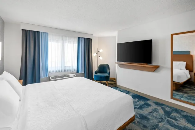 جناح بسرير كينج بإطلالة على البحيرة بغرفتين مع أريكة، Hampton Inn Duluth Canal Park 3/5