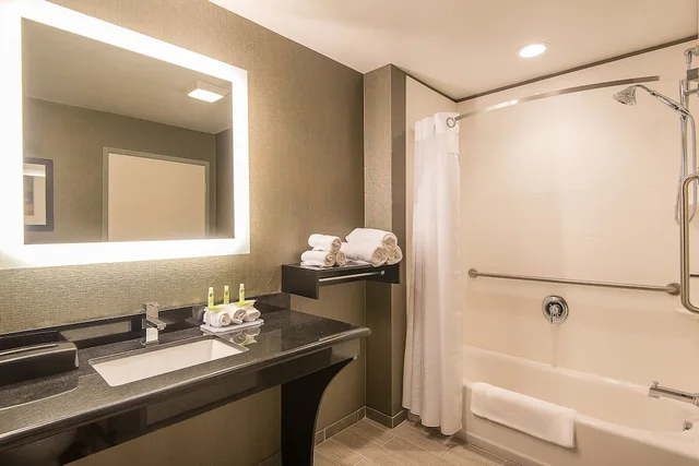 جناح بسرير كينج لذوي الإعاقة، Holiday Inn Express and Suites Norwood Boston Area 2/3
