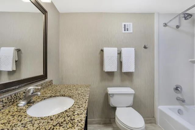 جناح بسرير كينج بشرفة لذوي الإعاقة، Best Western Plus Tallahassee North Hotel 4/6