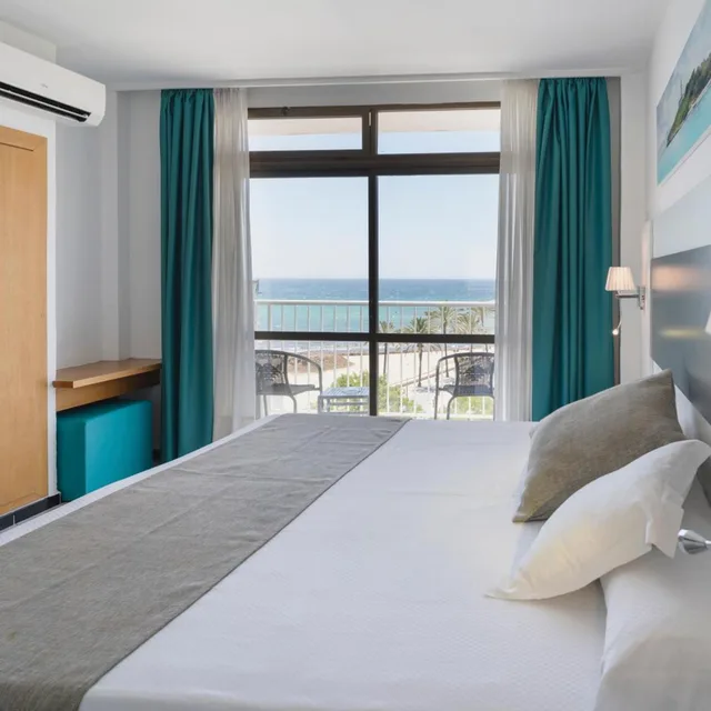 غرفة بسرير كوين بإطلالة على البحر، Hotel Amic Miraflores 4/8