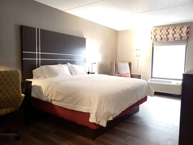غرفة بسرير كينج مع أريكة، Hampton Inn Greensburg 1/2