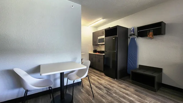 غرفة بسرير كينج لذوي الإعاقة، Studio6 Alvin, TX 7/10