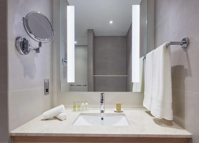 غرفة متصلة عائلية بسرير كينج وسريرين منفصلين، Hilton Garden Inn Muscat Al Khuwair 4/8
