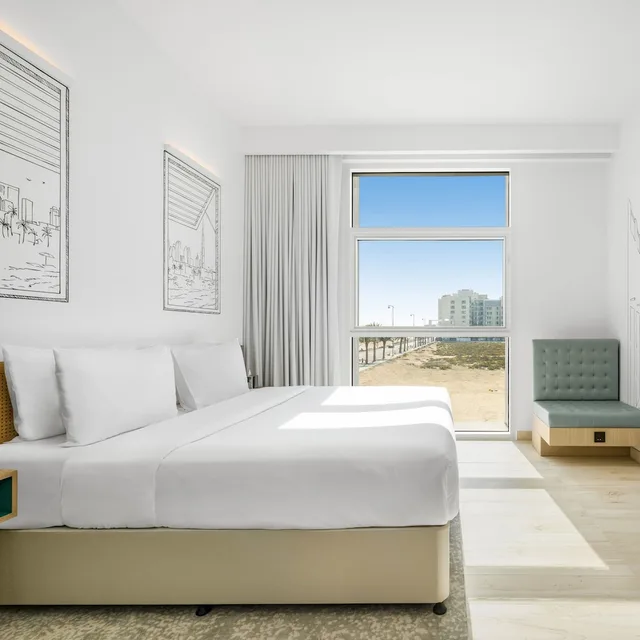 غرفة قياسية بسرير كينج بإطلالة على المدينة، Ecos Dubai Hotel at Al Furjan 1/5