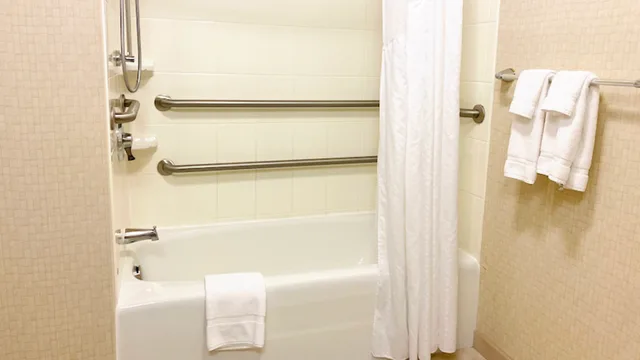 غرفة ديلوكس بسرير كينج لذوي الإعاقة، Holiday Inn Hotel Amp Suites Bakersfield North 3/3