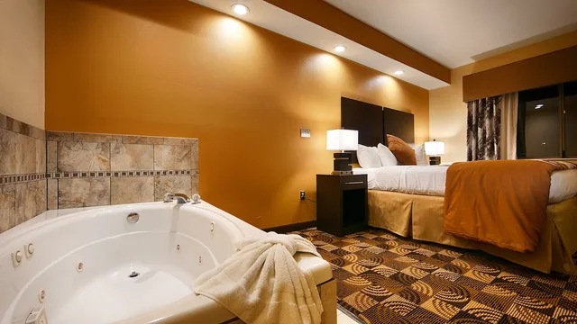 غرفة قياسية بسرير كينج بحوض جاكوزي، Best Western Plus Whitewater Inn 8/9