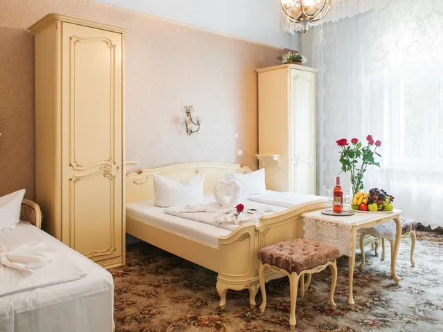 Room, Triple, 1 Double and 1 Single Bed, Bellevue Am Kurfurstendamm Hotel 2/2