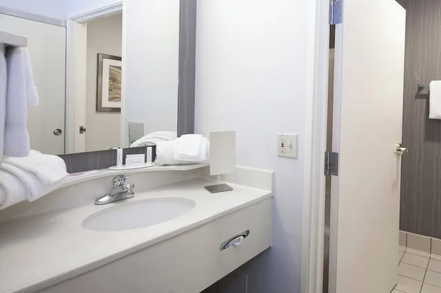 غرفة بسرير كينج مع أريكة، Courtyard By Marriott Valdosta 4/5