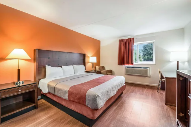 Room, King Bed, Accessible, Motel6 Tinton Falls, NJ - Neptune 4/10