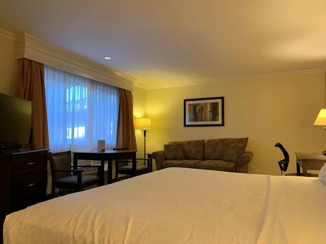 غرفة قياسية بسرير كينج مع أريكة بمطبخ، Best Western Plus Burnaby Hotel 4/10