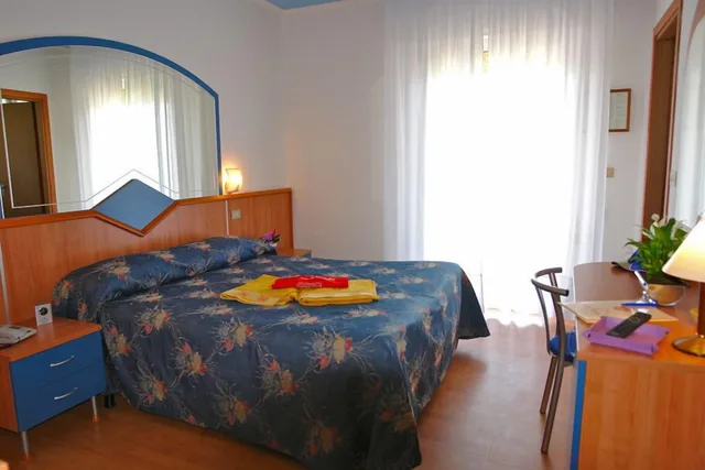 غرفة رباعية بسريرين منفصلين وسرير بطابقين بشرفة، TOLEDO HOTEL 3/8