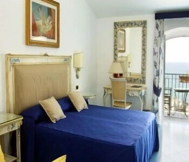 غرفة سوبيريور بسرير كوين بإطلالة على البحر بشرفة، Villa Sirio Hotel 1/7