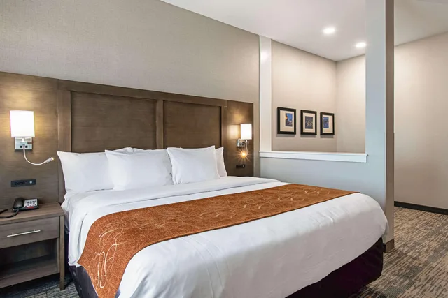 جناح، Comfort Suites Grove City Columbus South 1/3
