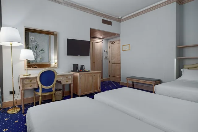 غرفة ثلاثية بثلاثة أسرّة، Hotel de La Ville 2/5