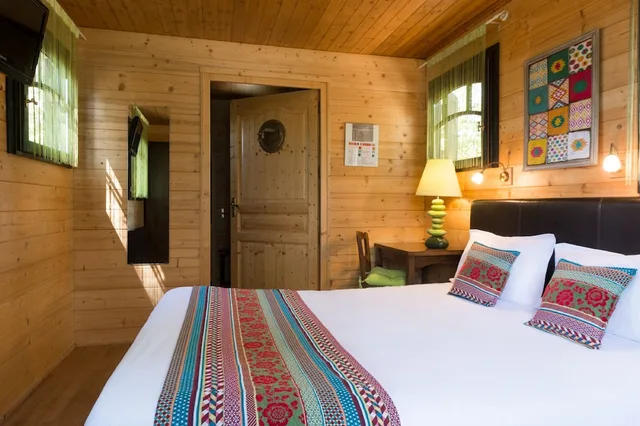 غرفة بسرير كوين، RELAIS DU SILENCE AUBERGE DE LA TOMETTE 1/2