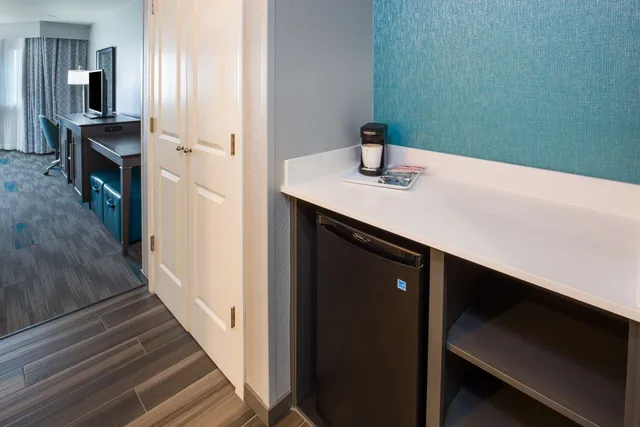 غرفة تنفيذية بسرير كينج، Hampton Inn Monterey 3/3