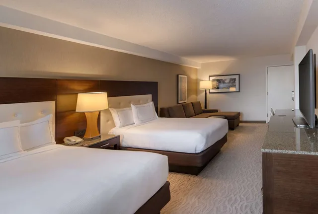 غرفة كبيرة بسريرين مزدوجين بإطلالة مع أريكة، Doubletree By Hilton Hotel Washington Dc Crystal City 2/6