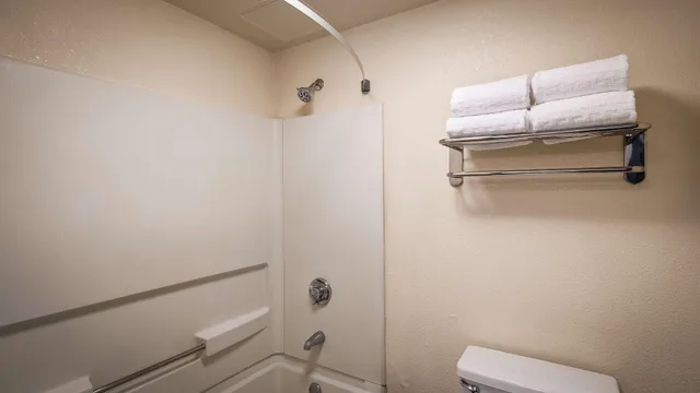 Room, King Bed, Jetted Tub, Best Western Plus Reading Inn & Suites 10/10