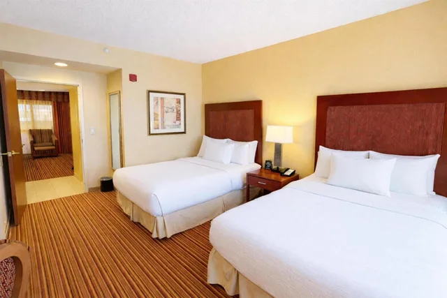 جناح بسريرين كوين مع أريكة، Embassy Suites by Hilton Norman Hotel and Conference Center 1/3