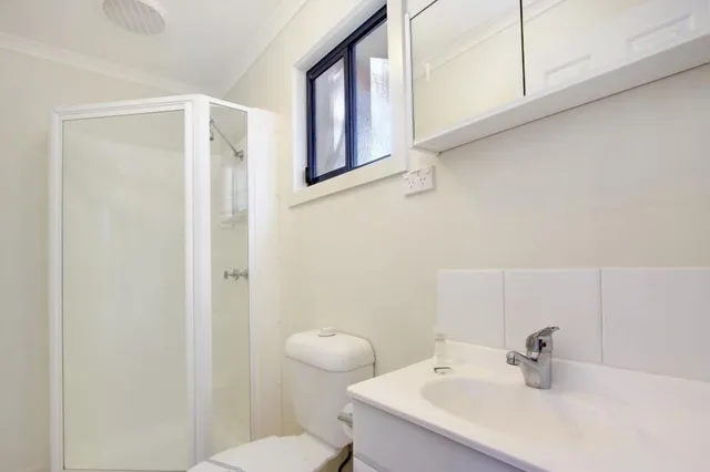 1 Bedroom, Classic, Cabin, King Bed, Amaroo Holiday Park 3/3