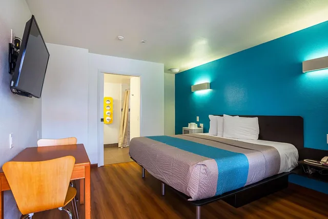 1 King Bed Mob Acc RI Shwr Nsmk Micfridg، Motel6 Ventura, CA - Downtown 4/10