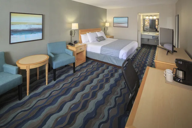 غرفة بسرير كينج مع أريكة، Accent Inn Vancouver Airport 4/6
