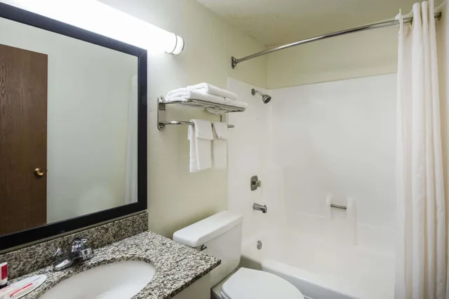 Room, King Bed, Super 8 by Wyndham Pueblo 4/4