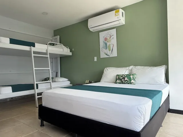 غرفة عائلية بسرير مزدوج وسرير فردي وسرير بطابقين، Hotel Greenview Medellin 7/9