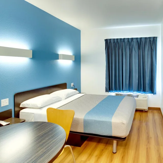 1 Queen Bed - Mobil Acces Tub Nsmk Minifridg، Motel6 Poplar Bluff, MO 2/10