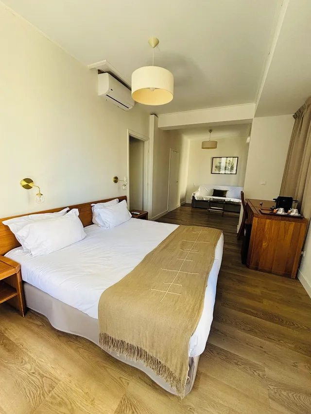 جناح جونيور، Hotel Bonaparte 2/3