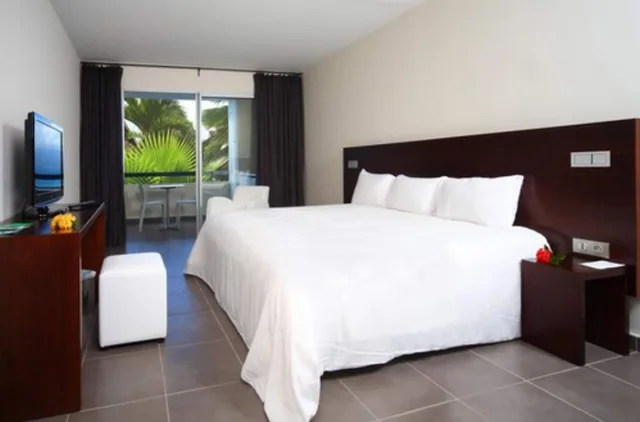 جناح جونيور بسريرين مزدوجين بإطلالة جزئية على البحر، Mahogany Hotel Residence & Spa 3/5