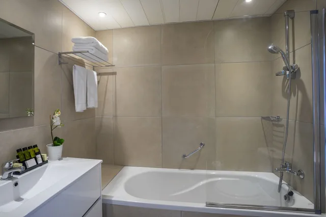 جناح بسرير كوين بإطلالة على البحر مع أريكة، Leonardo Laura Beach and Splash Resort 1/1